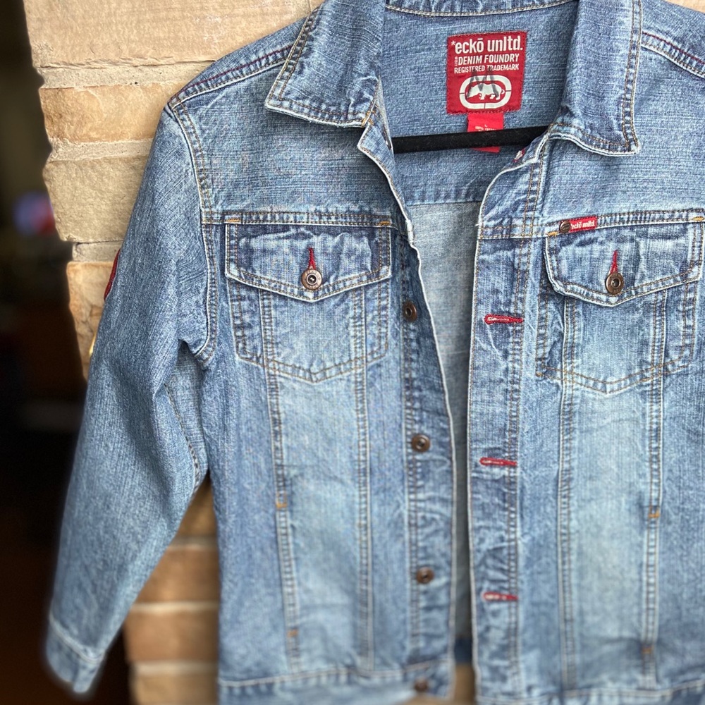 3/25. Ladies vintage look Ecko jean jacket. Patches Sz Large
